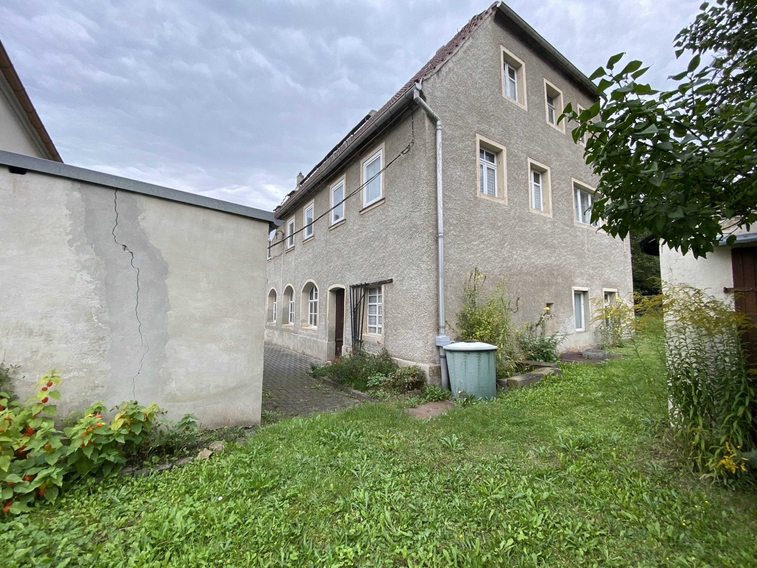 Hof und Garten im Ist-Zustand
