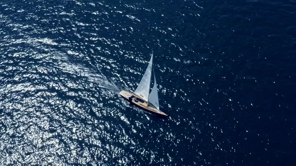 Segelboot auf dem Scharmützelsee, Luftaufnahme